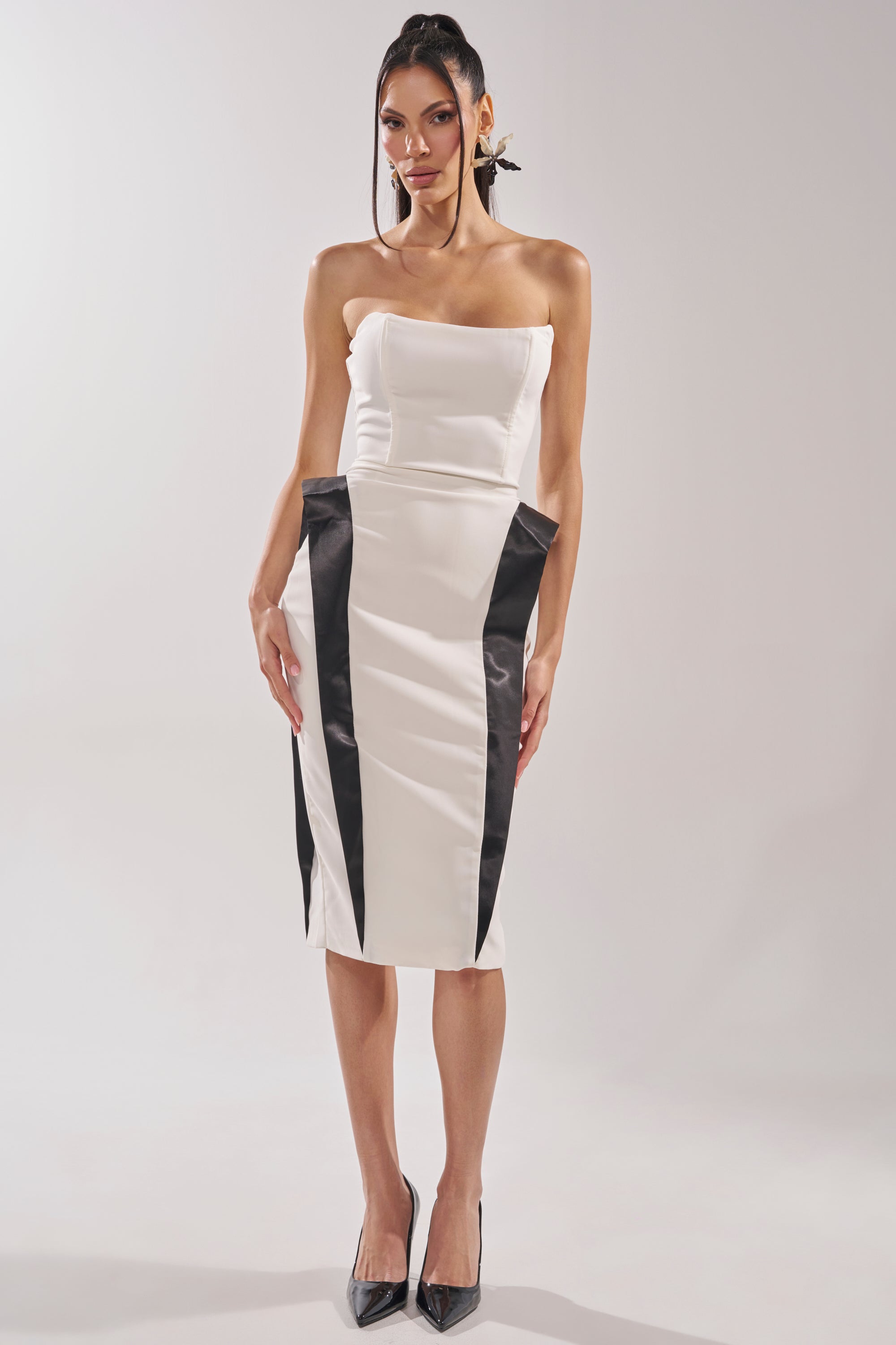 CHIC AND SOPHISTICATED STRUCTURED MIDI DRESS IN WHITE