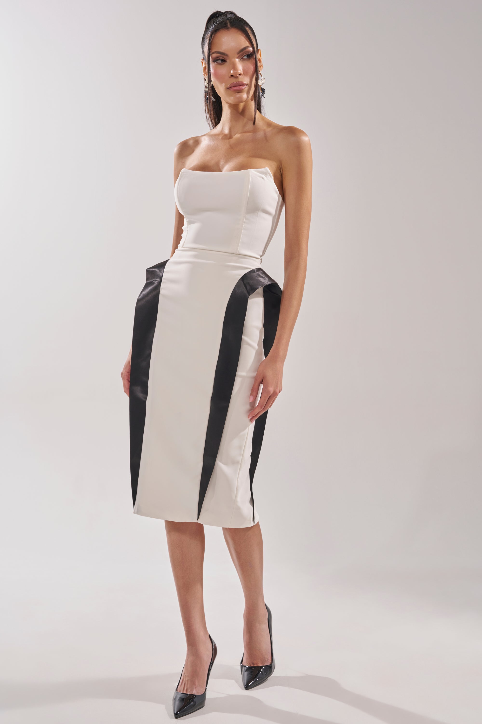 CHIC AND SOPHISTICATED STRUCTURED MIDI DRESS IN WHITE